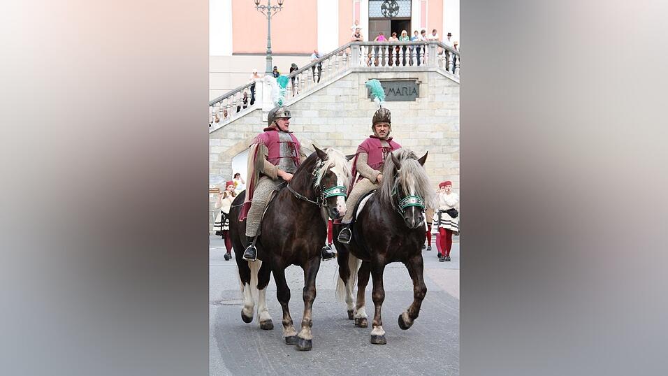 Die schönsten Augenblicke des historischen Drachenstich-Festzuges 2016. Die schönsten Augenblicke des historischen Drachenstich-Festzuges 2016.