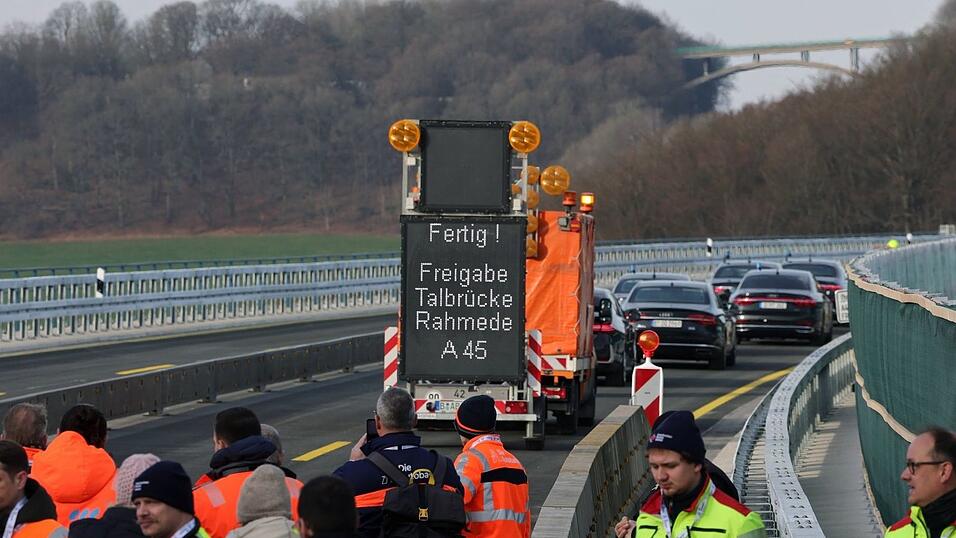 Nur ein Wort: &laquo;Fertig!&raquo; steht auf dem Verkehrsschild auf der Rahmedetalbr&uuml;cke.