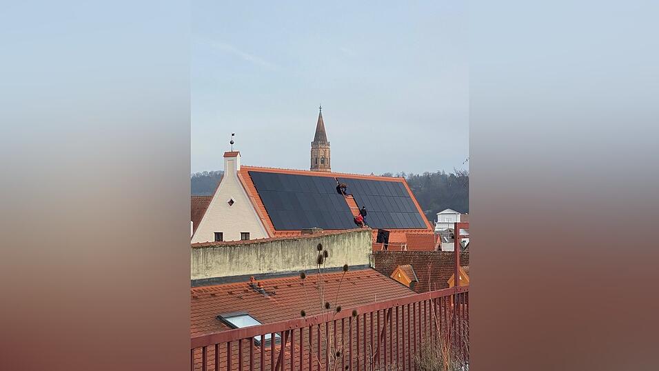 Auf dem Dach des Erweiterungsbaus der Stadtsparkasse in der Steckengasse 290 wurden im Dezember 2025 Solarmodule angebracht.