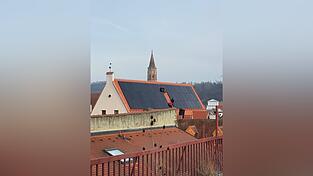 Auf dem Dach des Erweiterungsbaus der Stadtsparkasse in der Steckengasse 290 wurden im Dezember 2025 Solarmodule angebracht.