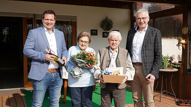 Ferdinand Schneider und seine Irmgard mit dem zweiten Landauer B&uuml;rgermeister Thomas Lorenz und Landrat Werner Bumeder
