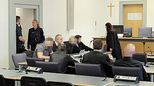 Gegen vier von ursprünglich fünf Verdächtigen ist am Donnerstag der Prozess eröffnet worden. Der Jüngste von ihnen könnte nun wohl versuchen, mit einem Geständnis ebenfalls den Kopf aus der Schlinge zu ziehen.