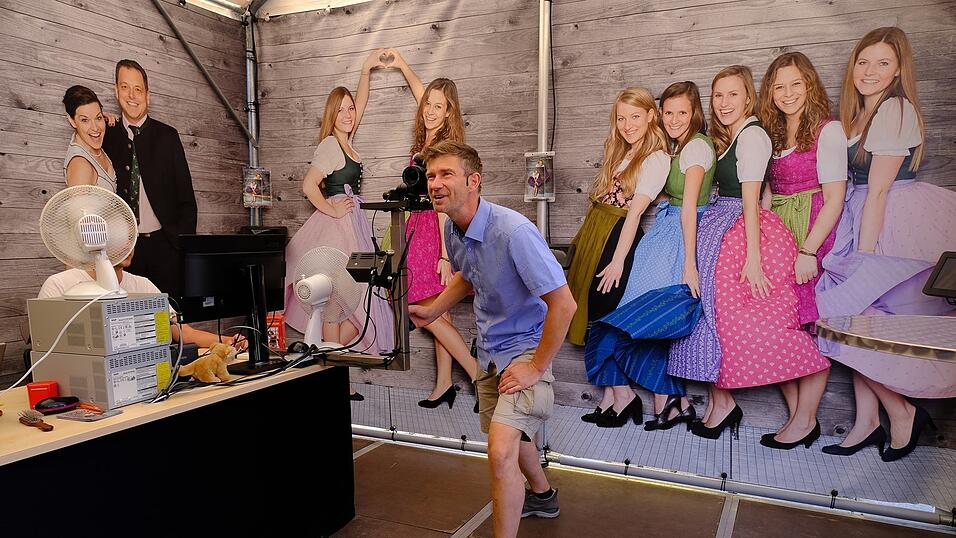 Fotograf Raoul Lechner gibt charmant die Anweisungen, damit die Marilyn Monroe-Pose im Dirndl passt.