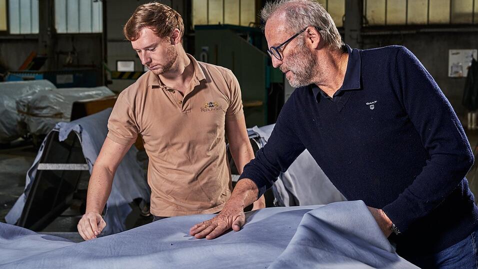 Die beiden Firmenchefs Nikolas und sein Vater Ulrich Perlinger beim Sortieren des Leders