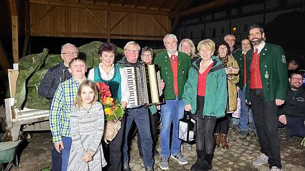 Liane Sch&uuml;tz mit ihren Enkeln Michael und Helena sowie den Rossererfreunden vom Reitverein