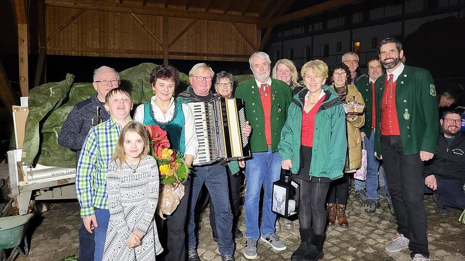 Liane Schütz mit ihren Enkeln Michael und Helena sowie den Rossererfreunden vom Reitverein