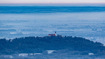Der Bogenberg im Morgennebel.