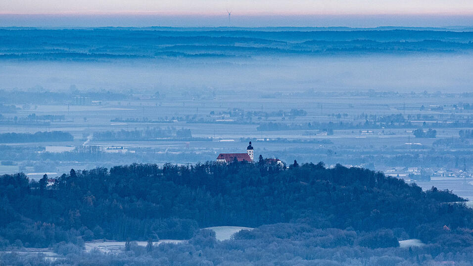 Der Bogenberg im Morgennebel.