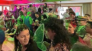 Ausgelassene Stimmung im Gasthaus &bdquo;Zum Iglhaut&ldquo; beim Luschenball