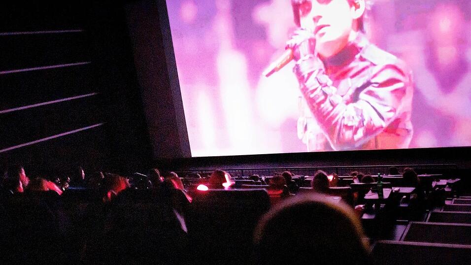 Kino statt Konzertsaal: Fans in Berlin feierten auf bequemen Sesseln.