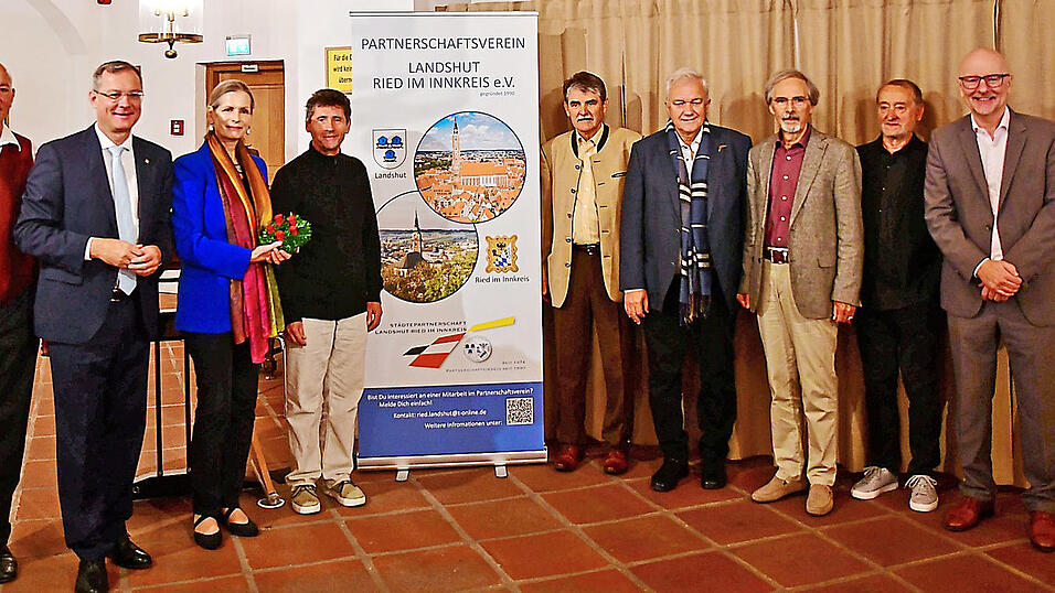 Vertreter der St&auml;dte Ried im Innkreis und Landshut mit den Stadtoberh&auml;uptern Bernhard Zwielehner, Ried (Zweiter von links) und Alexander Putz (rechts)