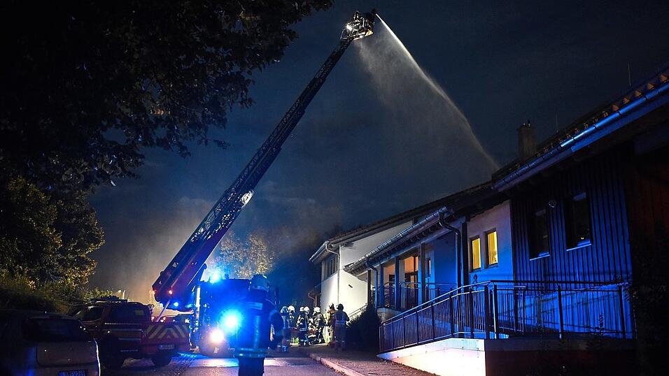 Bei der Übung, an der alle Feuerwehren der Marktgemeinde teilnahmen, wurde versucht, den Brandherd auch von der Drehleiter aus zu bekämpfen.