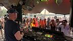 Einige DJs legen beim Lumen-Open-Air mit Blick auf den Guggenberger See auf. Das Festivalgel&auml;nde befindet sich am S&uuml;dufer und bietet nicht nur Livemusik. Neben Bars und Foodtrucks haben sich die Veranstalter auch Workshops &uuml;berlegt.
