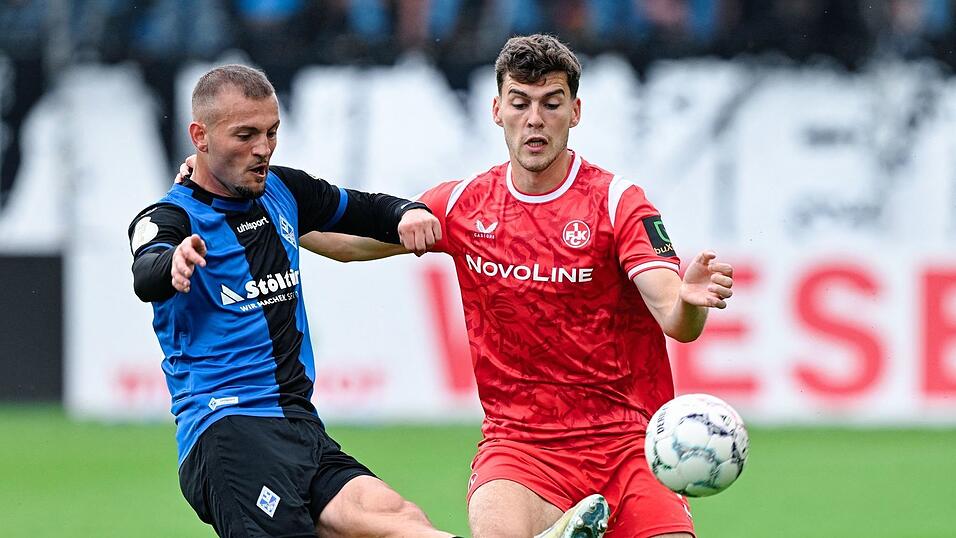 Liefern sich ein umk&auml;mpftes Duell: Mannheims Kushtrim Asallari (l) und FCK-Verteidiger Jacob Rasmussen.