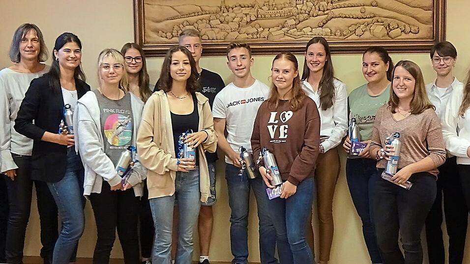 Flankiert von den kommunalen Vertretern nahmen die Einser-Absolventen die Glückwünsche entgegen. Flankiert von den kommunalen Vertretern nahmen die Einser-Absolventen die Glückwünsche entgegen.