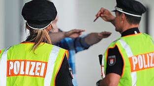 Die Polizei hat mögliche Drogenkonsumenten scharf im Blick. Im vergangenen Sommer sind in Cham drei Menschen infolge ihres Rauschmittelkonsums gestorben. (Symbolbild) Die Polizei hat mögliche Drogenkonsumenten scharf im Blick. Im vergangenen Sommer sind in Cham drei Menschen infolge ihres Rauschmittelkonsums gestorben. (Symbolbild)