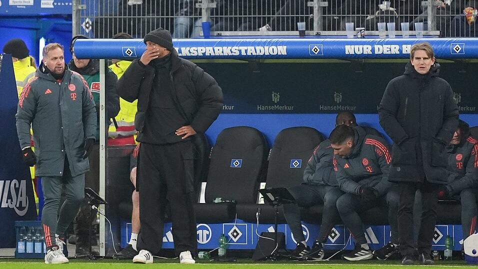 Hatte viel zu kritisieren: Münchens Trainer Vincent Kompany (2.v.l) Hatte viel zu kritisieren: Münchens Trainer Vincent Kompany (2.v.l)