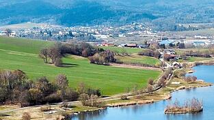 Rechts der Baumgruppe in der Bildmitte wäre die Ferienanlage am Drachensee geplant gewesen. Rechts der Baumgruppe in der Bildmitte wäre die Ferienanlage am Drachensee geplant gewesen.