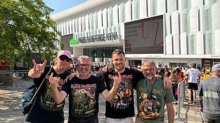 Das Konzert-Quartett: Oliver Schulz (Zweiter von links) mit seinem Sohn René (Dritter von links) sowie seinen langjährigen Freunden Jürgen Hirtreiter und Wolfgang Reimer (rechts) voller Vorfreude auf das Konzert in Paris. Das Konzert-Quartett: Oliver Schulz (Zweiter von links) mit seinem Sohn René (Dritter von links) sowie seinen langjährigen Freunden Jürgen Hirtreiter und Wolfgang Reimer (rechts) voller Vorfreude auf das Konzert in Paris.
