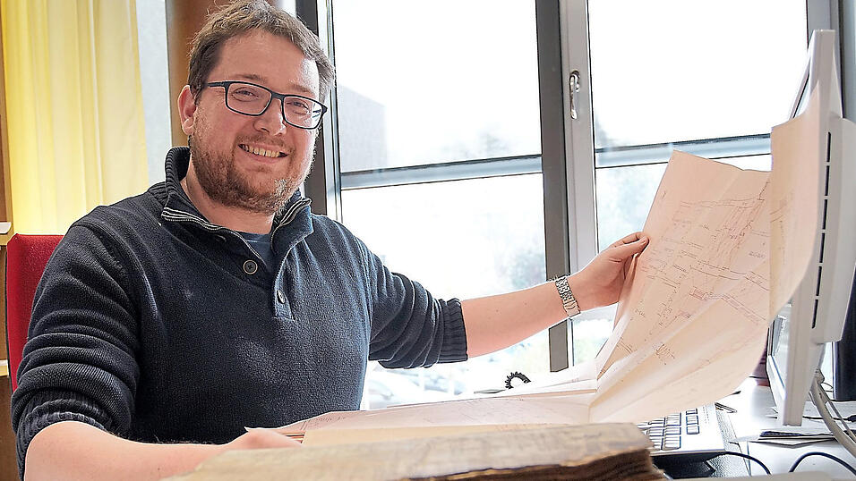 Der Archivar Johannes Stoiber beschäftigt sich eingehend mit dem Burgbrand und dessen Ursache. Der Archivar Johannes Stoiber beschäftigt sich eingehend mit dem Burgbrand und dessen Ursache.