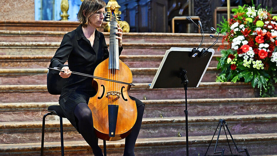 Die Viola da gamba wird wegen ihrer Gr&ouml;&szlig;e zwischen den Beinen gehalten. Sie klingt tiefer und leiser als eine Geige.