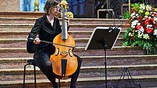 Die Viola da gamba wird wegen ihrer Gr&ouml;&szlig;e zwischen den Beinen gehalten. Sie klingt tiefer und leiser als eine Geige.