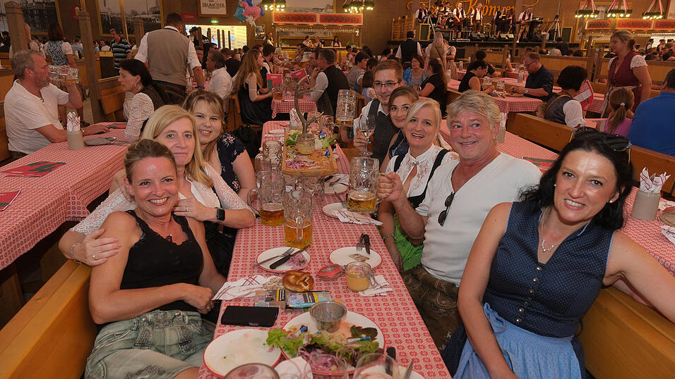 Die Partybilder vom Mittwoch, 16. August 2023, aus dem Festzelt Krönner. Die Partybilder vom Mittwoch, 16. August 2023, aus dem Festzelt Krönner.