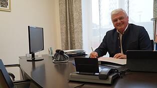 Niederwinklings Bürgermeister Ludwig Waas weiß, woher er kommt. Am morgigen Mittwoch feiert er seinen 70. Geburtstag im Kreis seiner Familie und seiner Mitarbeiter. Niederwinklings Bürgermeister Ludwig Waas weiß, woher er kommt. Am morgigen Mittwoch feiert er seinen 70. Geburtstag im Kreis seiner Familie und seiner Mitarbeiter.