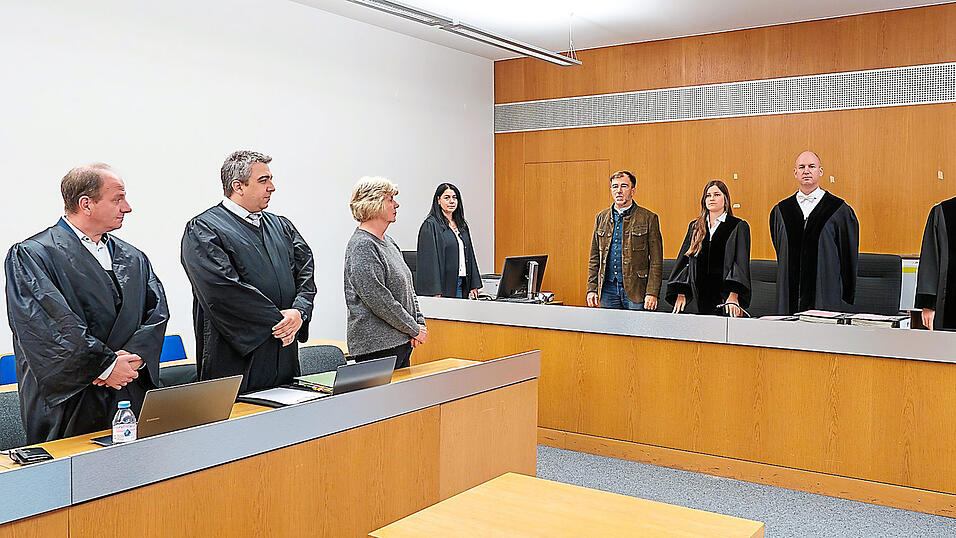Vorsitzender Richter Thomas Lindinger (Zweiter von rechts) hatte an der Unschuld der Angeklagten Ele Sch&ouml;fthaler (Dritte von links) nicht den geringsten Zweifel. Das Urteil ist bereits rechtskr&auml;ftig.