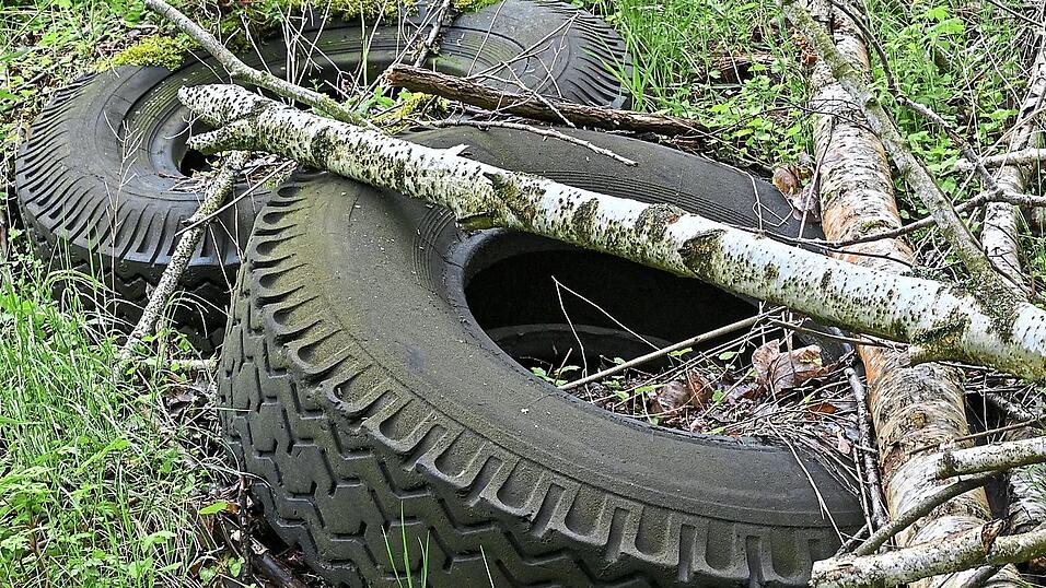 Ein Unbekannter entsorgte in einem Waldstück bei Aham 13 Altreifen.
