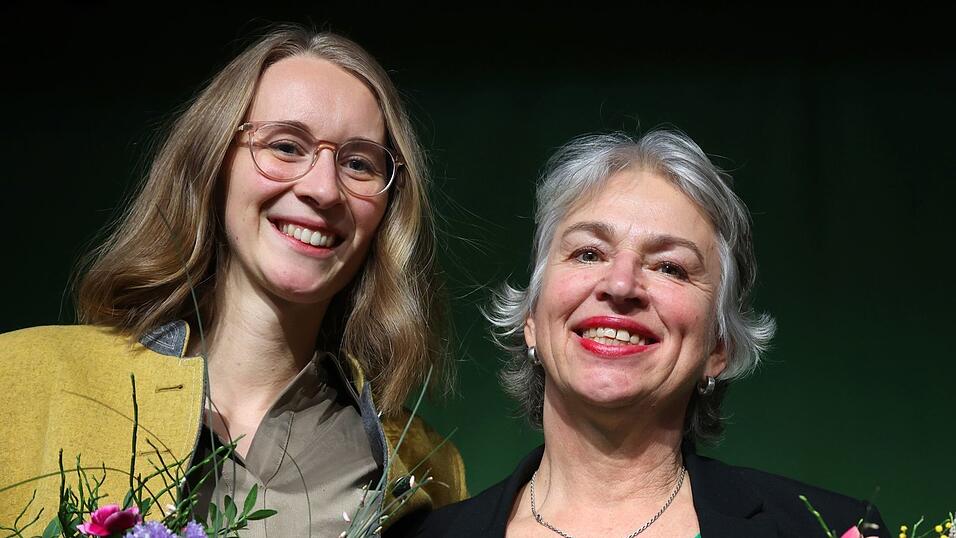 Die Führungsspitze der bayerischen Grünen, Eva Lettenbauer (l.) und Gisela Sengl, will sich in Erlangen für weitere zwei Jahre im Amt bestätigen lassen. (Archivbild) Die Führungsspitze der bayerischen Grünen, Eva Lettenbauer (l.) und Gisela Sengl, will sich in Erlangen für weitere zwei Jahre im Amt bestätigen lassen. (Archivbild)