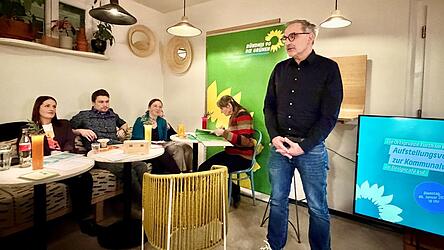 B&uuml;rgermeister-Kandidat Stefan Zeller bei der Vorstellung seines Programms. Ganz links Listenf&uuml;hrerin Marina Schmid.