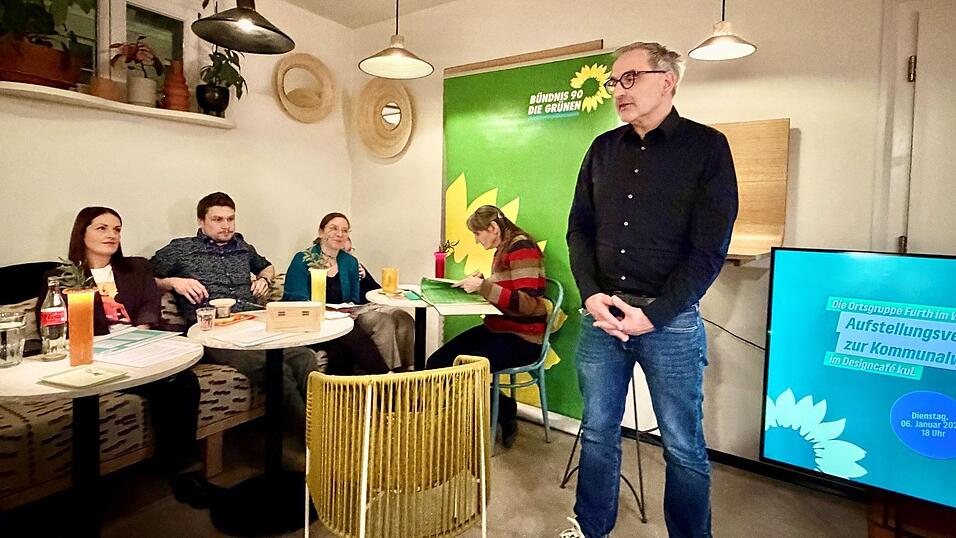 Bürgermeister-Kandidat Stefan Zeller bei der Vorstellung seines Programms. Ganz links Listenführerin Marina Schmid. Bürgermeister-Kandidat Stefan Zeller bei der Vorstellung seines Programms. Ganz links Listenführerin Marina Schmid.