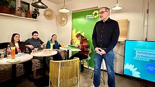 B&uuml;rgermeister-Kandidat Stefan Zeller bei der Vorstellung seines Programms. Ganz links Listenf&uuml;hrerin Marina Schmid.