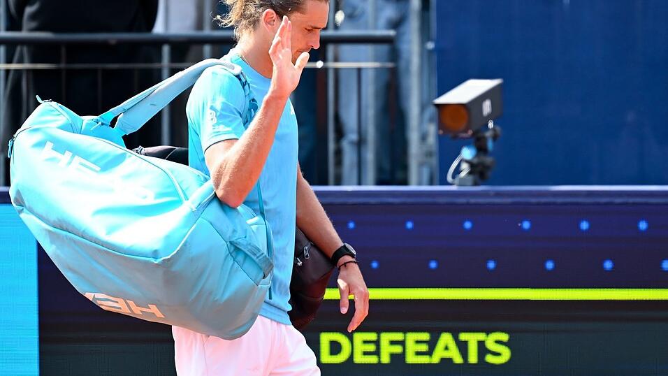 Alexander Zverev verabschiedet sich nach seiner Halbfinalniederlage vom Publikum in M&uuml;nchen.