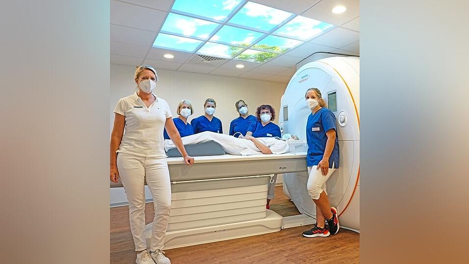 Die Radiologin Dr. Heidrun Schmidhuber (l.) mit dem Radiologie-Team unter der Leitung von Conny Hartmannsgruber (2.v.r.) am neuen MRT-Ger&auml;t in den umgestalteten R&auml;umlichkeiten.