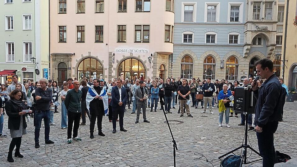 Dennis Forster, Vorsitzender der DIG Regensburg-Oberpfalz, sprach vor den Kundgebungs-Teilnehmern. Dennis Forster, Vorsitzender der DIG Regensburg-Oberpfalz, sprach vor den Kundgebungs-Teilnehmern.