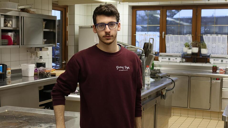 Andreas Jäger leitet die Küche im Gasthof in Michelsneukirchen. Der angehende Küchenmeister möchte die Traditionen seiner Eltern und Großeltern bewahren, zugleich aber neue Ideen einflechten. Andreas Jäger leitet die Küche im Gasthof in Michelsneukirchen. Der angehende Küchenmeister möchte die Traditionen seiner Eltern und Großeltern bewahren, zugleich aber neue Ideen einflechten.