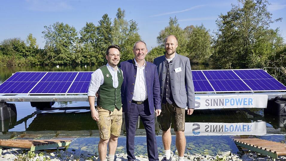 Dieses Modul sitzt wieder auf dem Trockenen: Wirtschaftsminister Hubert Aiwanger (M.), AWA-Vorstand Maximilian Bleimaier (l.) und Ammerseewerke-Chef Thomas Obermaier bei der Präsentation. Dieses Modul sitzt wieder auf dem Trockenen: Wirtschaftsminister Hubert Aiwanger (M.), AWA-Vorstand Maximilian Bleimaier (l.) und Ammerseewerke-Chef Thomas Obermaier bei der Präsentation.