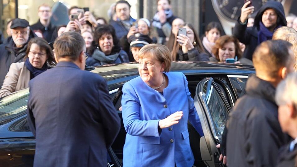 Eine Signierstunde in einer Hamburger Buchhandlung hat viele K&auml;ufer von Merkels Memoiren angelockt.