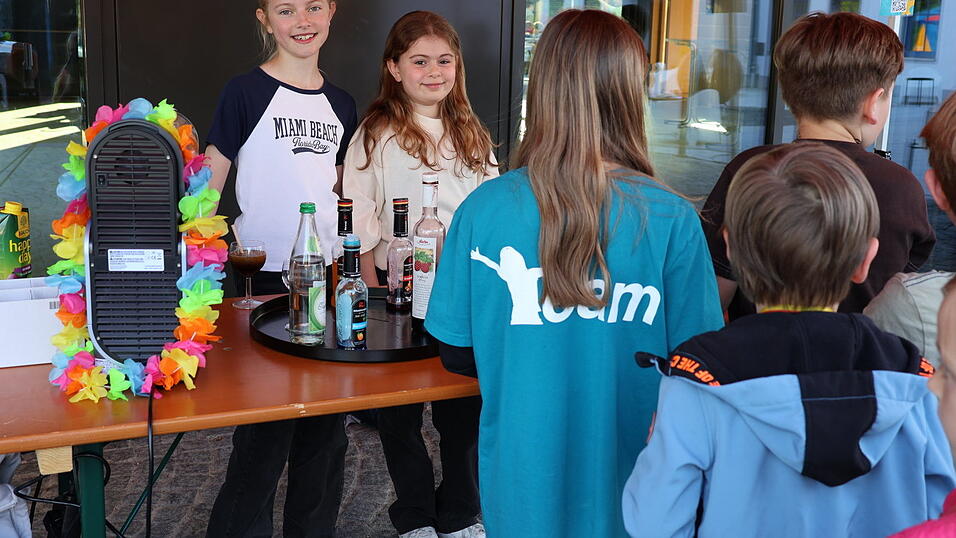 Die jüngsten Barkeeper servierten Slushies ganz ohne Alkohol - mit ganz viel Herz. Die jüngsten Barkeeper servierten Slushies ganz ohne Alkohol - mit ganz viel Herz.