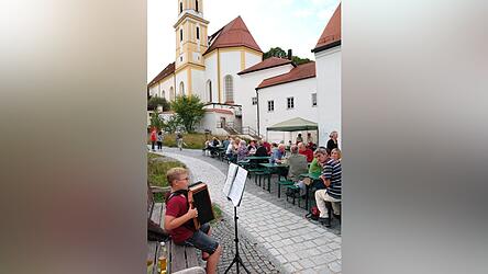 Spielte mit seiner Steirischen auf: der neunj&auml;hrige Johannes Penzkofer.