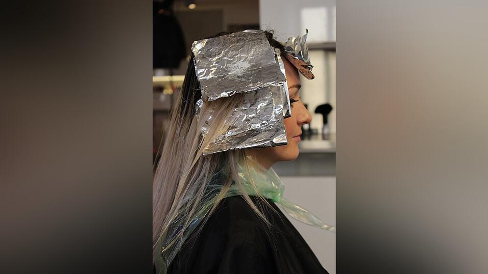 Zun&auml;chst erhalten Kristinas Haare einen dunklen Ansatz.