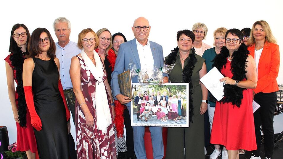 Mit einem Lied und einem Präsent verabschiedet die Verwaltung ihren Chef. Mit einem Lied und einem Präsent verabschiedet die Verwaltung ihren Chef.