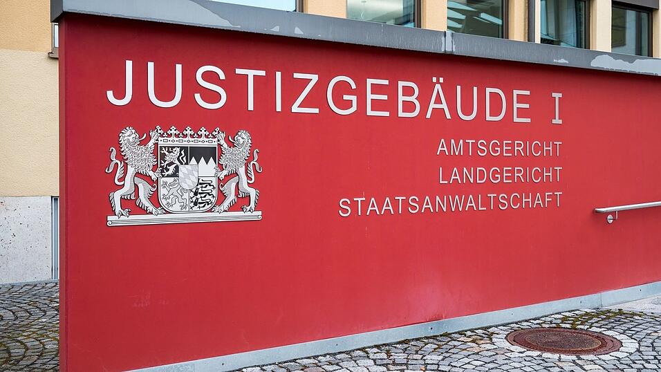 Der Mann ist wegen Mordes an der 40-Jährigen vor dem Landgericht angeklagt. (Archivbild)