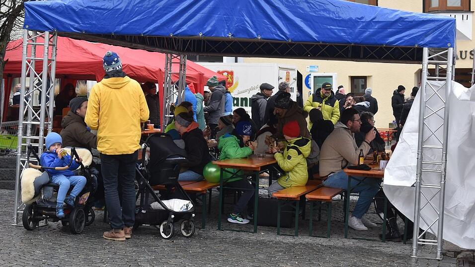 Trotz der frischen Temperaturen war der Biergarten am Marktplatz gefragt.