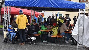 Trotz der frischen Temperaturen war der Biergarten am Marktplatz gefragt.