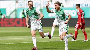 F&uuml;rths Felix Klaus bejubelt sein Tor zum 1:0.