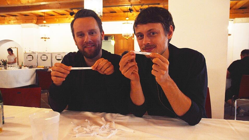 Beim Spiel 'Kiss, Marry, Cake' standen Gitarrist Kristoffer Hünecke (links) und Schlagzeuger Jakob Sinn von der Band Revolverheld vor schwierigen Entscheidungen. Sie zogen aus dem Becher Namen von Prominenten und mussten dann zuordnen, wen sie küssen, heiraten oder wem sie einen Kuchen ins Gesicht werfen würden. Beim Spiel 'Kiss, Marry, Cake' standen Gitarrist Kristoffer Hünecke (links) und Schlagzeuger Jakob Sinn von der Band Revolverheld vor schwierigen Entscheidungen. Sie zogen aus dem Becher Namen von Prominenten und mussten dann zuordnen, wen sie küssen, heiraten oder wem sie einen Kuchen ins Gesicht werfen würden.