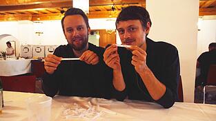 Beim Spiel 'Kiss, Marry, Cake' standen Gitarrist Kristoffer H&uuml;necke (links) und Schlagzeuger Jakob Sinn von der Band Revolverheld vor schwierigen Entscheidungen. Sie zogen aus dem Becher Namen von Prominenten und mussten dann zuordnen, wen sie k&uuml;ssen, heiraten oder wem sie einen Kuchen ins Gesicht werfen w&uuml;rden.